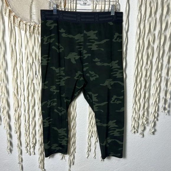 Good American Green and Black Camo Cropped Leggings Size 6 - Picture 1 of 8